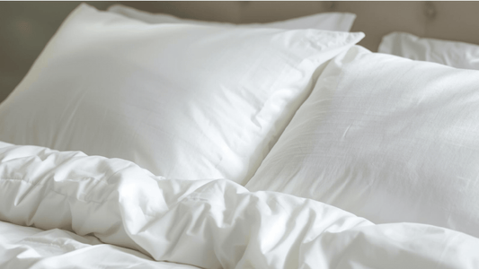 Quelle taie d’oreiller est recommandée pour les peaux sensibles ? - Yuna