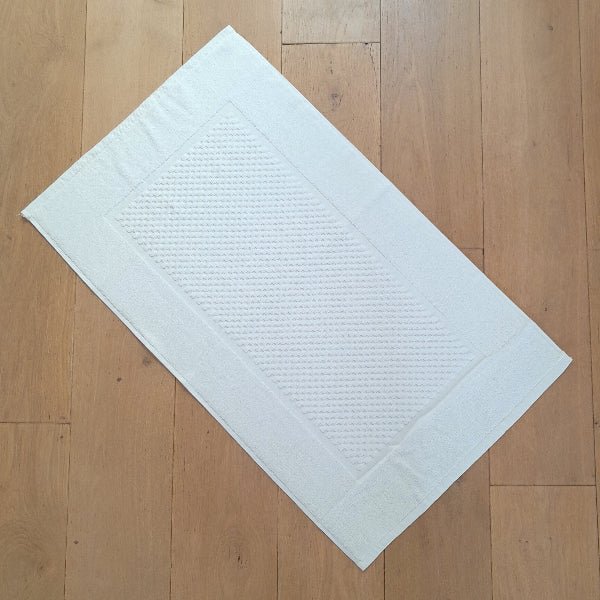 Tapis de bain blanc 50 X 80 damier - NEUF - Très bon état Yuna sur Yuna